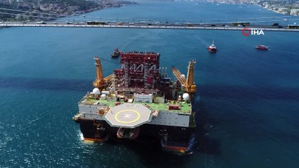 Dev petrol arama platformunun boğazdan geçişi havadan görüntülendi