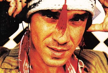 En 1998, Manu Chao présente « Clandestino » chez Radio Nova