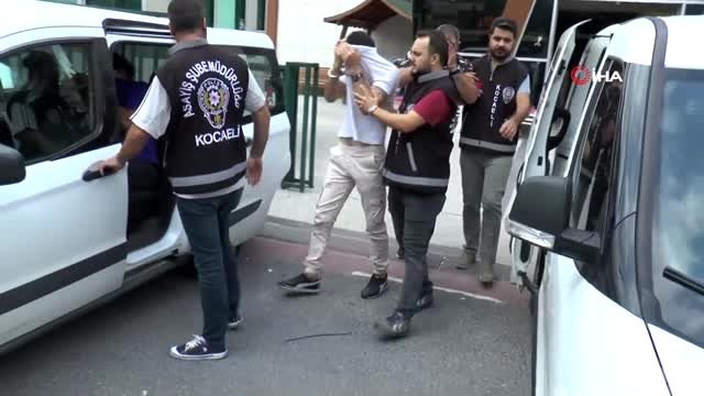 Çaldıkları 50 bin TL'lik otomobili 12 bin TL'ye sahibine satmak istediler