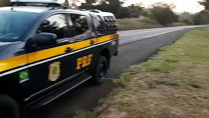 Terra Roxa: Cigarreiro perde o controle da direção e abandona Fiorino com contrabando
