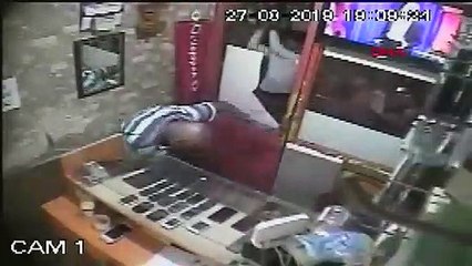 Esenyurt’ta 30 lira için öldüresiye dayak kamerada; İş yerine bıçaklı sopalı baskın
