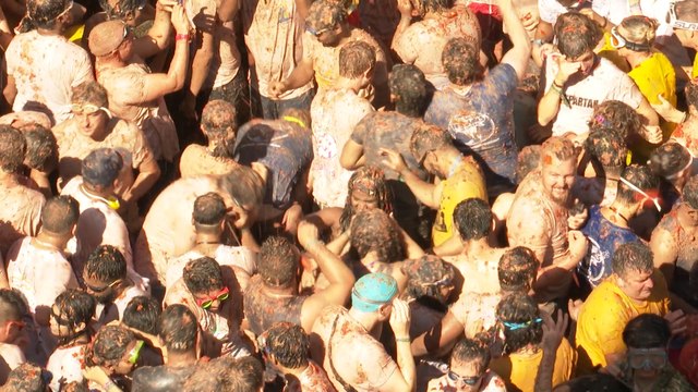 20.000 personas tiñen de rojo la Tomatina de Buñol