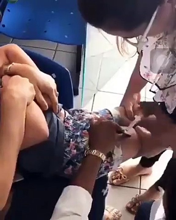Menino chama o que não devia a enfermeira depois de levar uma injeção contrariado