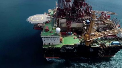 Petrol arama platformunun Boğaz'dan geçişi havadan görüntülendi - İSTANBUL