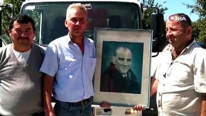 İşçiler çöpte buldukları Atatürk portresini temizlediler, kadın muhtara hediye ettiler