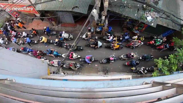 Time-lapse shows 'chaotic' rush hour traffic on narrow Vietnamese street