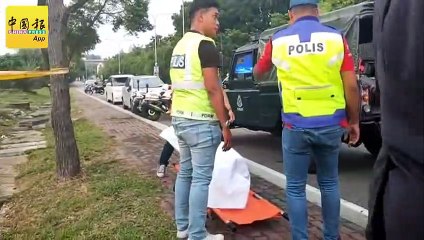 ◤行李箱藏双尸命案◢ 警方将男死者遗体搬上车