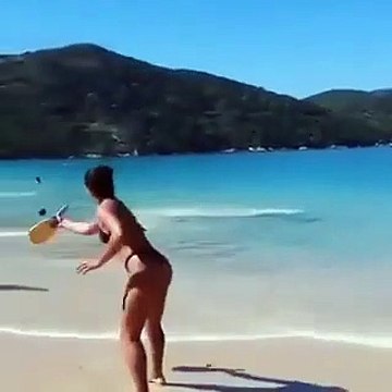 Un homme profite de l’absence de sa femme pour mater les fesses des filles sur la plage