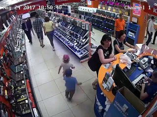Deux enfants tentent de voler un iPad relié à un câble de sécurité sous les yeux du vendeur