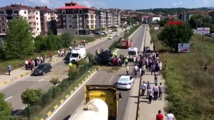 Bartın otomobil, çarptığı otomobilin üzerinde kaldı 10 yaralı