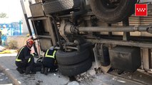 Herido grave un trabajador al volcar el camión que estaba descargando