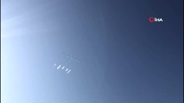 (MOSKOVA)- Cumhurbaşkanı Erdoğan'ın Katıldığı Fuarda Rus Pilotlardan Gösteri Uçuşu