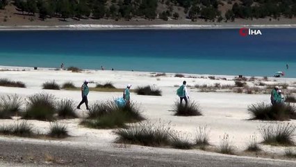 Yükümlülerden Salda Gölü'nde temizlik...3 römork çöp toplandı