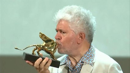 Almodóvar recibe el León de Oro de Honor