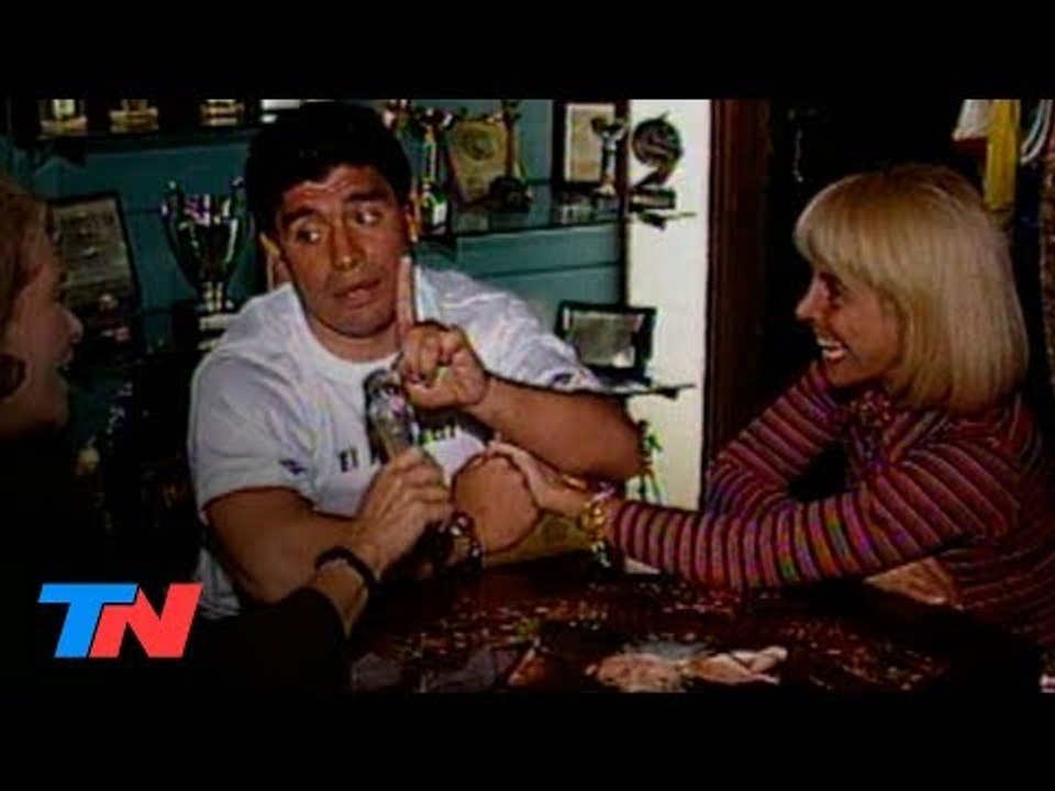 Diego Maradona y Claudia Villafañe juntos en el "museo" de la casa de Devoto (1994)