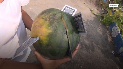 Menino ninja corta frutas com cartas de baralho