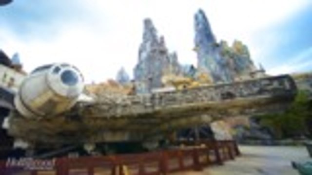 Disney World's Star Wars: Galaxy's Edge Reaches Capacity Minutes After Opening | THR News