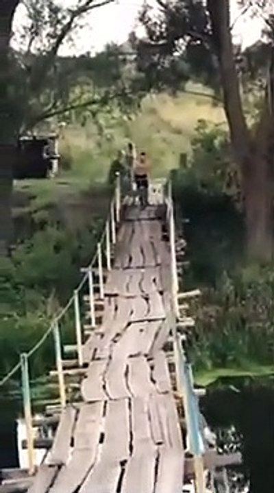 Traverser un pont de bois à vélo n'est pas de tout repos... Gamelle douloureuse