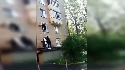 Le SWAT Russe n'est pas très efficace : en galère avec la fenêtre d'un appartement !