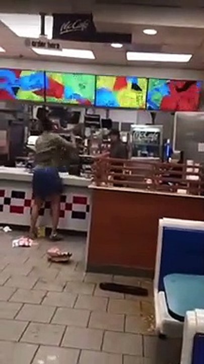 Elle devient folle et détruit un McDonald's parce qu'il n'y a plus de McFlurry !