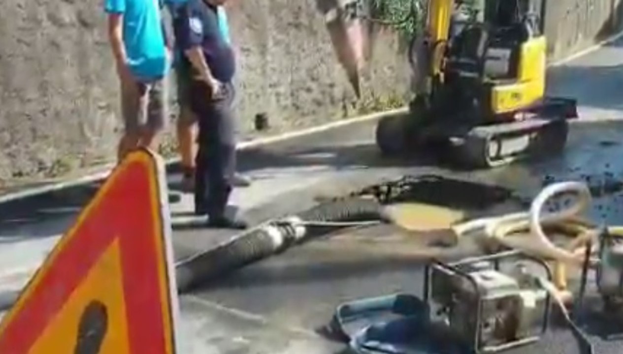 Vertemate (CO) - Salta tubazione dell'acqua: allagata Via Carcano (29.08.19)