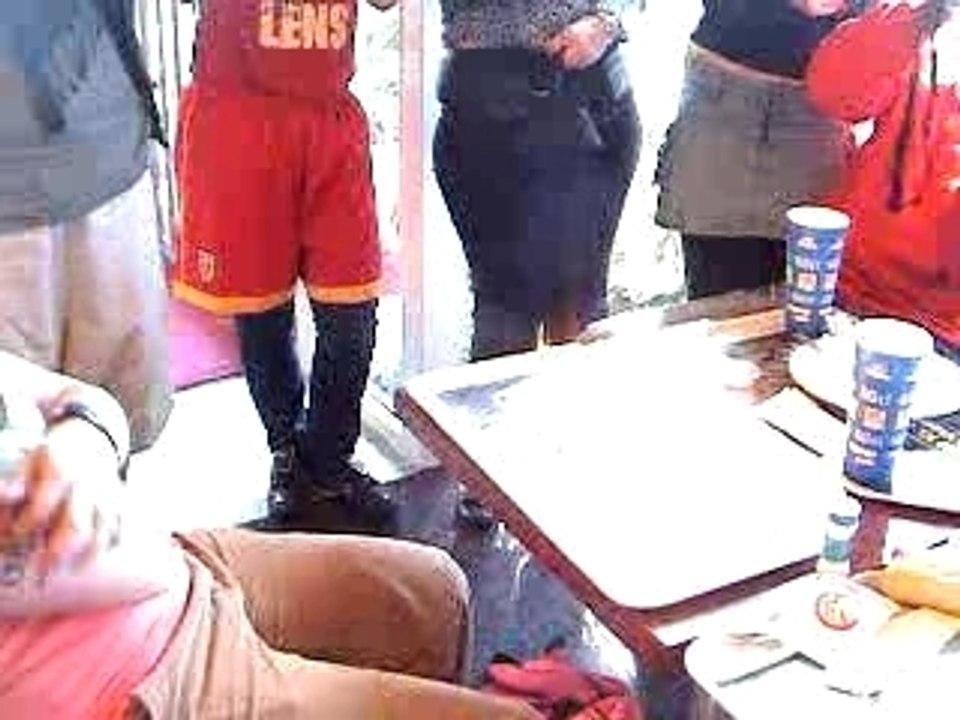 Soufflage de bougies à l'anniv de Gazou 18 ans