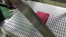 ねんどをギターカッターを使って、均等にカットしています。【株式会社ソーキナカタ】