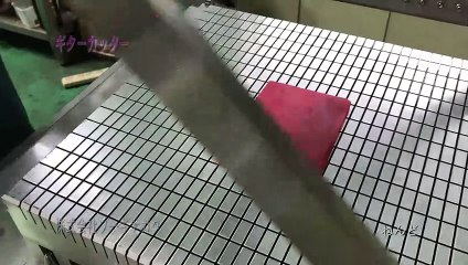 ねんどをギターカッターを使って、均等にカットしています。【株式会社ソーキナカタ】