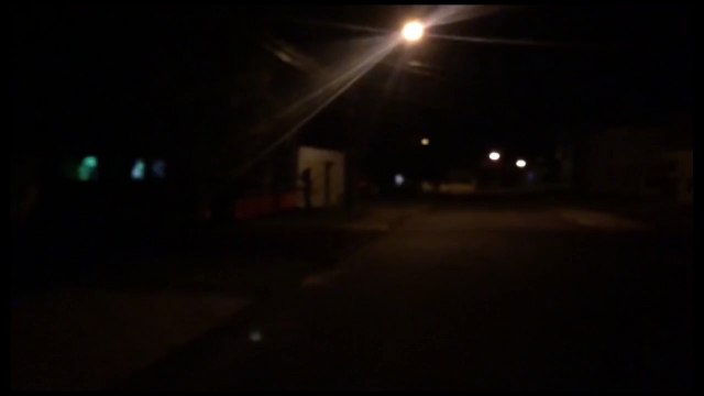 Morador do Guarujá registra escuridão no bairro e cobra Prefeitura para troca de lâmpadas queimadas