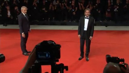 Video herunterladen: Brad Pitt y Scarlett Johansson deslumbran en el Festival de Cine de Venecia