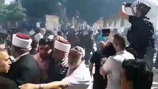 İsrail polisinden Mescid-i Aksa içinde Filistinlilere saldırı