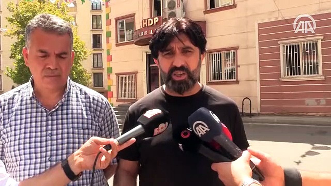 Oğlu için HDP İl Başkanlığı önünde oturma eylemi yapan anneye destek