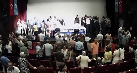 Скачать видео: CHP toplantısında kavga çıktı: Yumruklar, hakaretler, mikrofonlar havada uçuştu