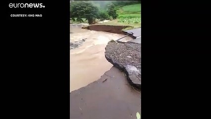 شاهد: مياه جارفة قوية تقتلع جزءا من طريق معبدة في جزيرة المارتينيك