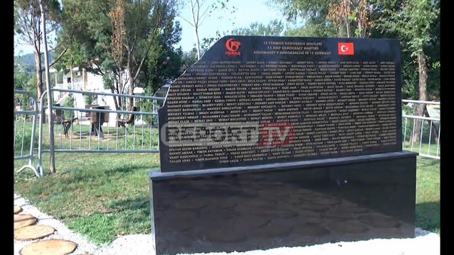 Report TV - Tiranë, thyhet gjatë natës memoriali turk te Kodrat e Liqenit në Tiranë