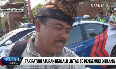 Tak Gunakan Helm, Pemotor Berpakaian Adat Ditilang