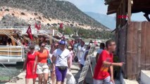 Antalya kekova yerli ve yabancı turistlerin ilgi odağı