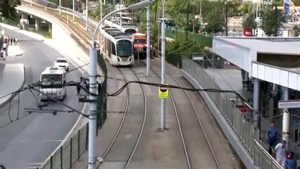 - Zeytinburnu'nda tramvay raydan çıktı