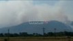Report TV - Vijon zjarri në pyjet e Delvinës e Finiqit, zjarrfikësit po luftojnë me pompa krahu