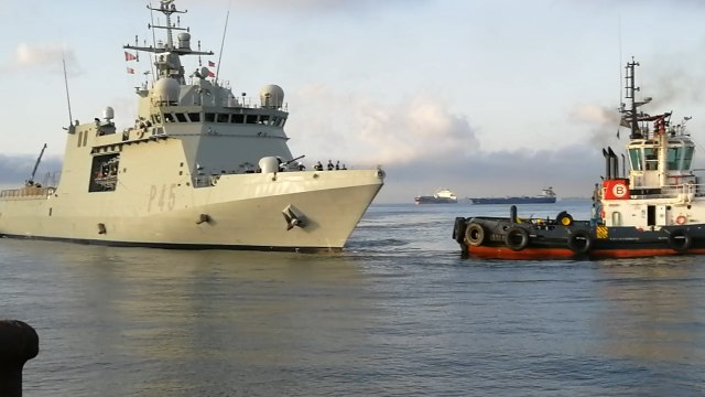 Los 15 migrantes del Open Arms, recogidos por el Audaz, llegan a España