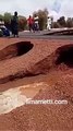 Matam _ L'eau sépare la route en deux pendant le passage des voitures