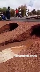Matam _ L'eau sépare la route en deux pendant le passage des voitures