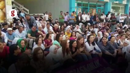 Kadınlar zılgıt ve stranlarıyla renkli görüntüler oluşturuyor