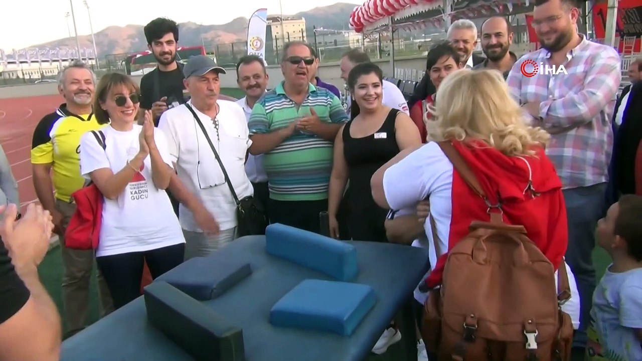 Afyonkarahisar’da kamu çalışanları ile STK Temsilcileri halat çekme yarışı yaptı