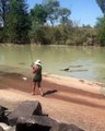 Un couple pêche tranquillement quand un énorme crocodile surgit de l’eau pour attraper leur prise