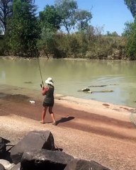 Un couple pêche tranquillement quand un énorme crocodile surgit de l’eau pour attraper leur prise