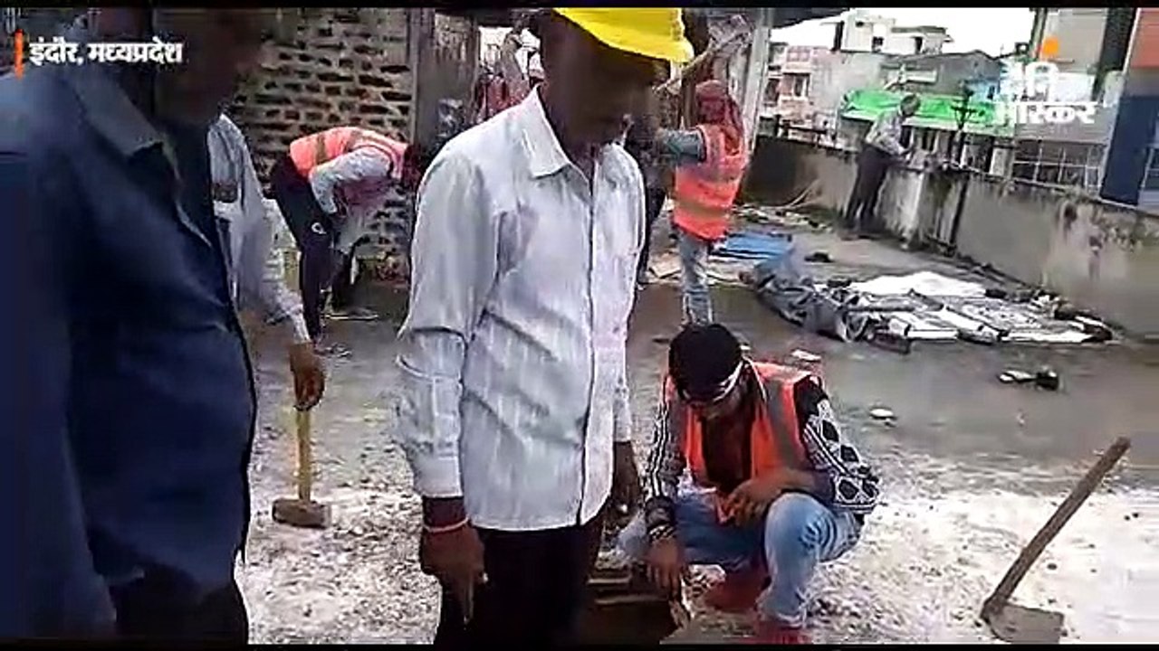 महिला बोली निगम अधिकारियों को आकाश ने पीटा था सही किया था, इन्हें तो सिर्फ मकान तोड़ने से मतलब