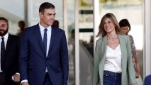 Pedro Sánchez y Begoña Gómez visitan al rey Juan Carlos