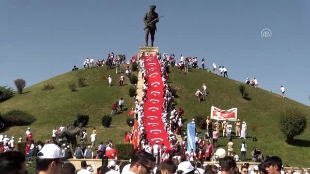 Dumlupınar Şehitliği'nde ziyaretçi yoğunluğu havadan