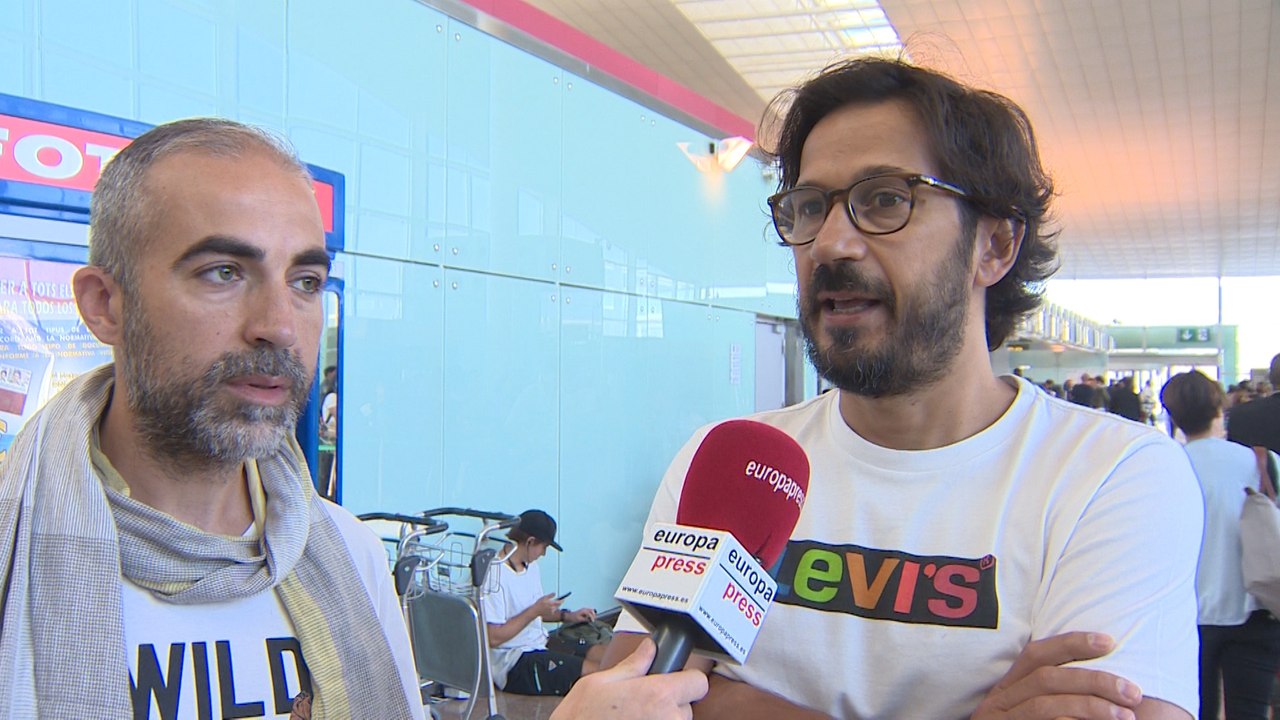 Pasajeros de Vueling lamentan la cancelación de sus vuelos en El Prat por la huelga de Iberia